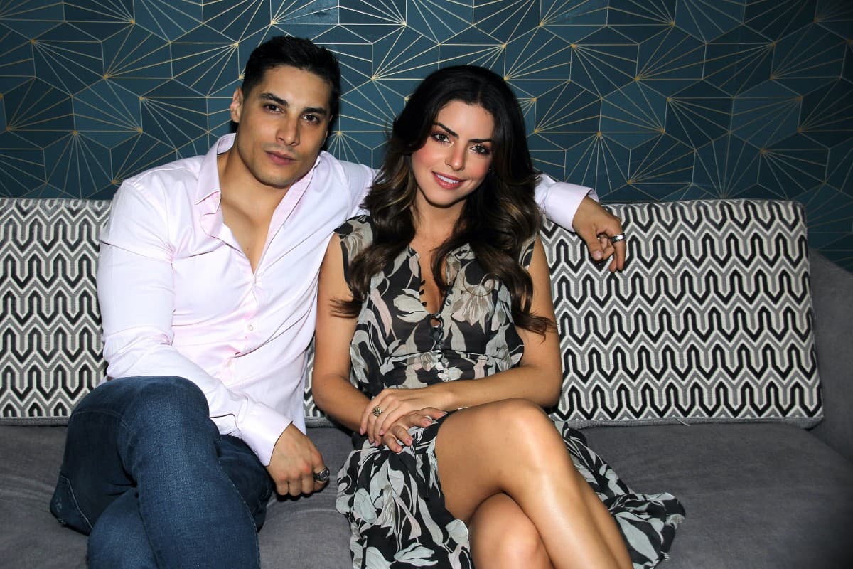 Álex Perea e Isabel Burr comparten románticos mensajes en redes sociales