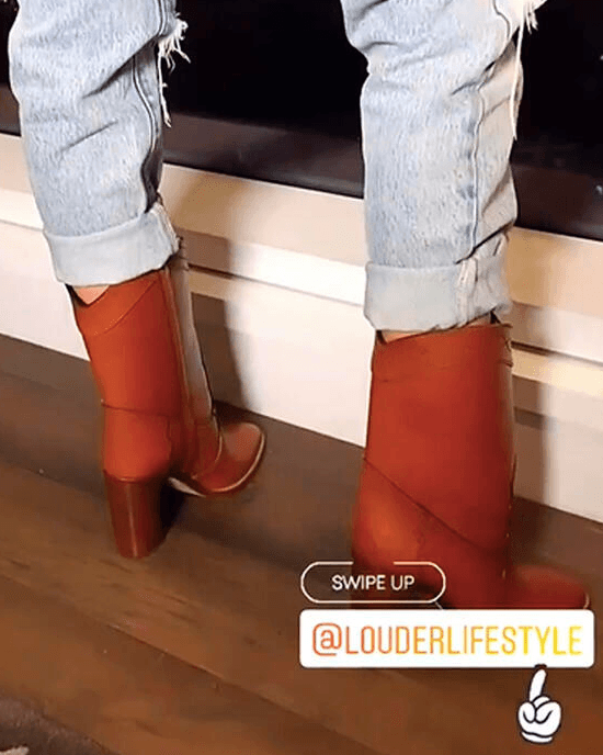 Belinda presume un look con botas vaqueras.