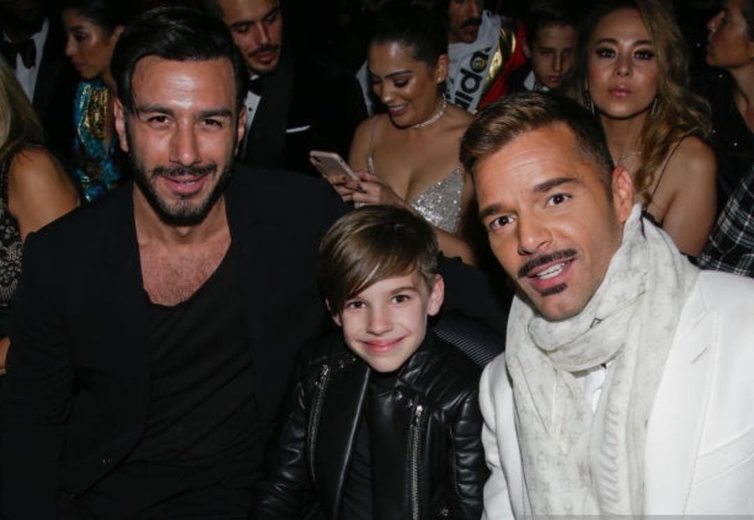 En 2009, Ricky Martin se convirtió en padre de los gemelos Valentino y Matteo. En la reciente entrega de los Premios Grammy, el cantante llevó a este último y desfiló junto a él por la alfombra roja.