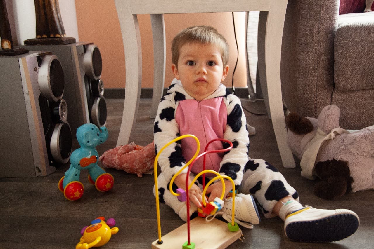Está en la etapa de comer papillas, hacer sonidos y explorar.