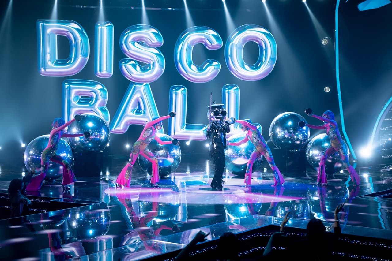 En una nueva entrega, Disco Ball interpretó la canción ‘Sobreviviré’ en la que hizo una mezcla con ‘I Will Survive’.