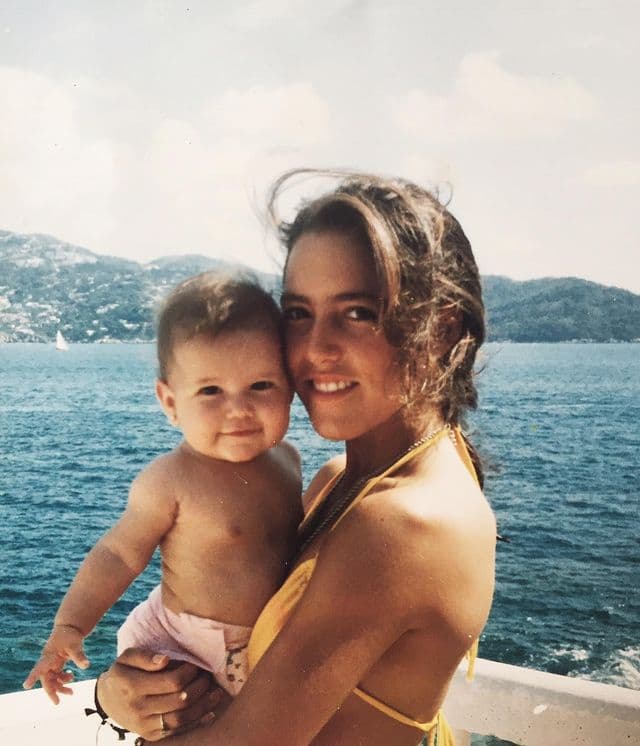 La influecer conmovió en redes sociales al compartir fotos inéditas de su infancia junto a su famosa mamá y sus increíbles abuela y bisabuela.