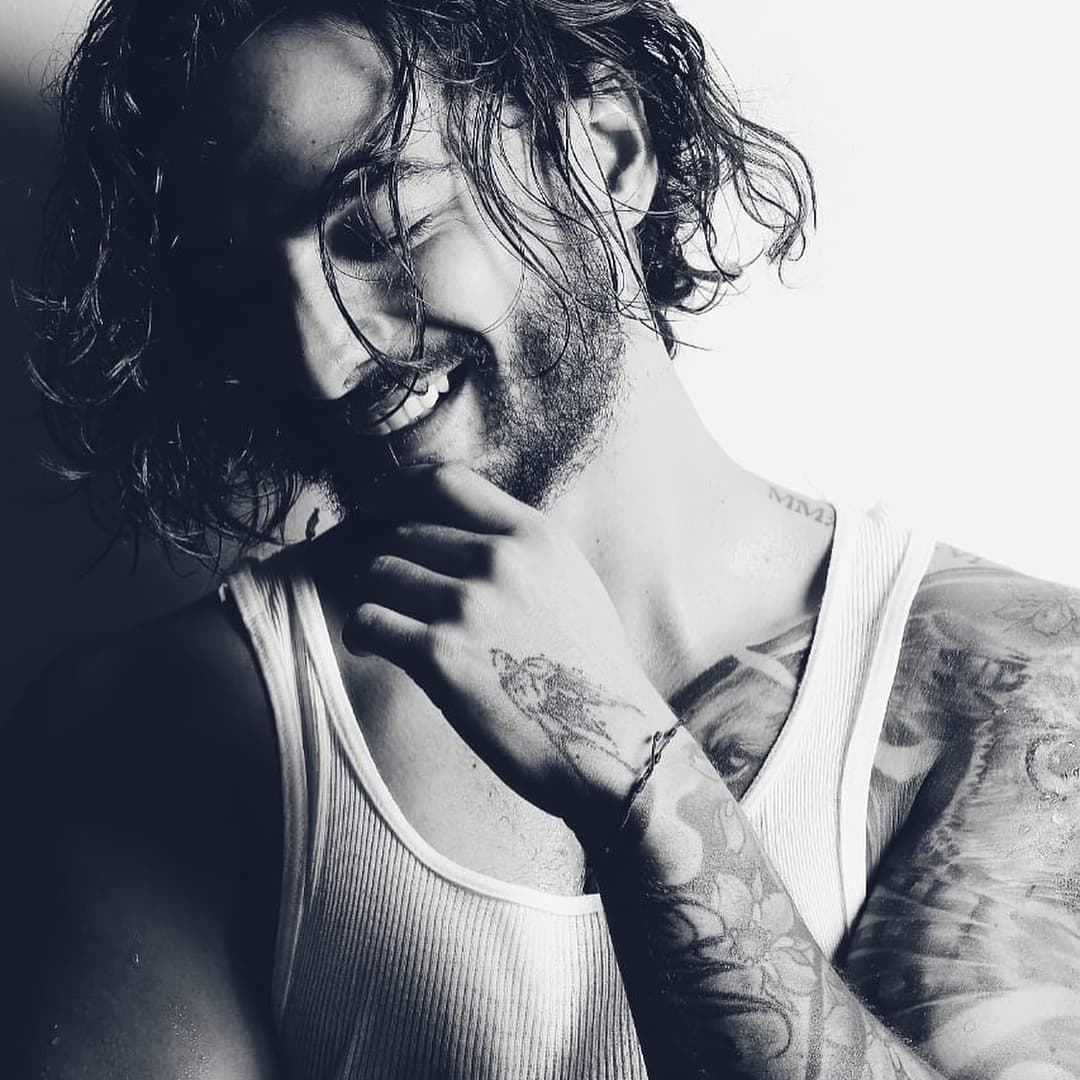 Compone y canta reggeatón y trap.