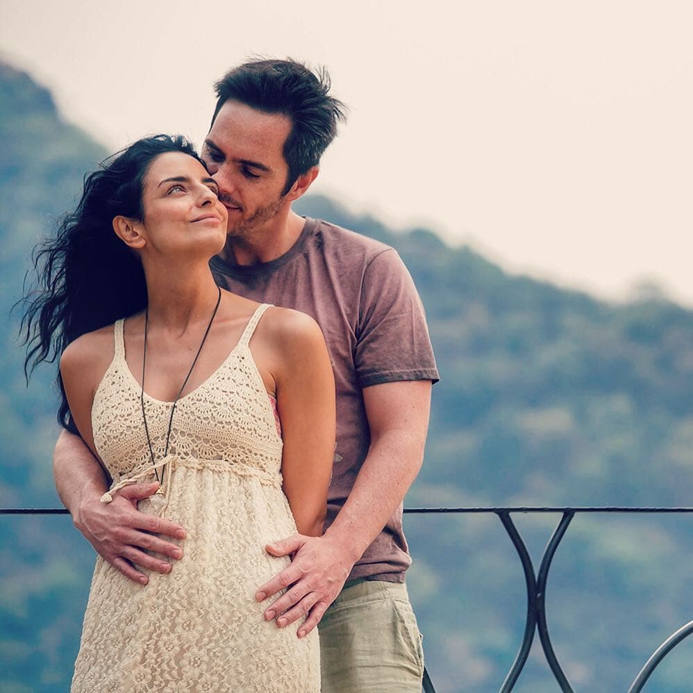 “Hace 13 años viví una de las experiencias más maravillosas de mi vida. Y hoy nuevamente se me llena el corazón al volver a vivir esta hermosa experiencia con la mujer que amo! Está siendo un viaje muy especial en nuestras vidas, y como no se podrá ocultar más porque el bebé está creciendo rapidísimo, quisimos que lo supieran por nosotros primero. Es algo muy íntimo y especial que queremos disfrutar en familia”, señaló el actor.