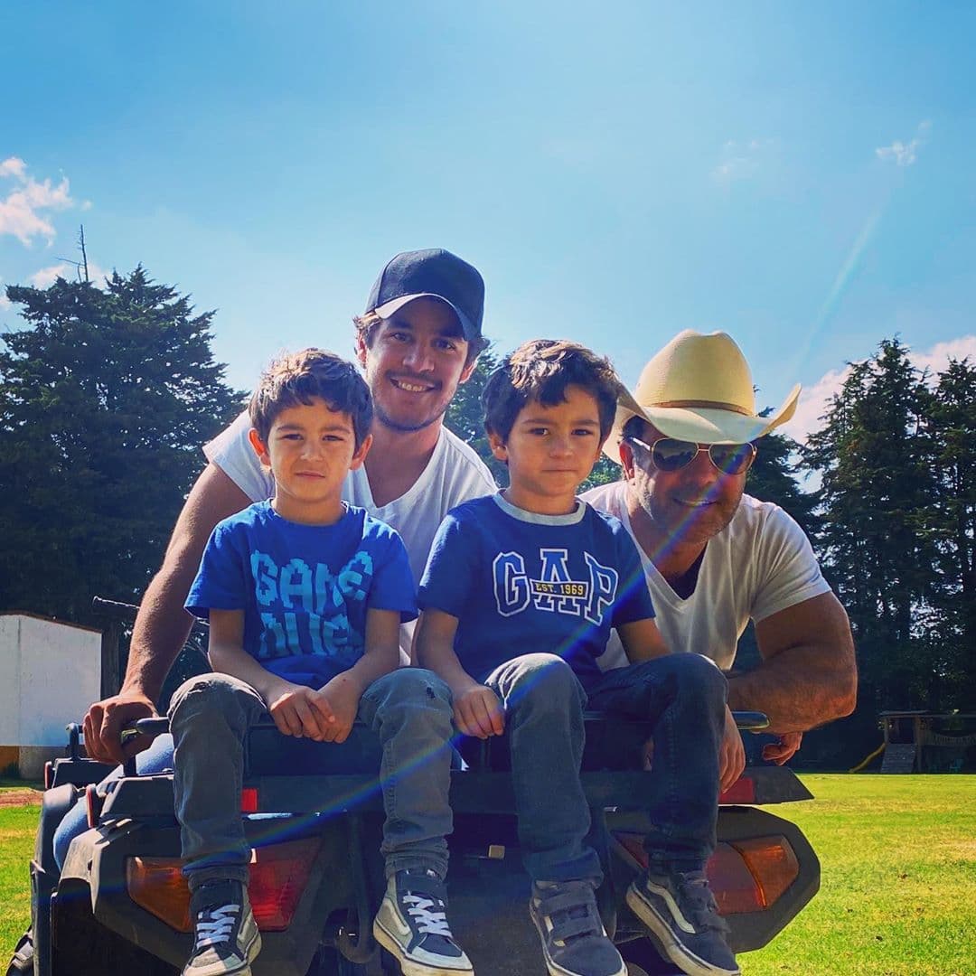 Sin embargo, esta no es la primera vez que las fans del exTimbiriche afirman que Eduardo Capetillo Jr., es idéntico a su padre, pues en repetidas ocasiones, han destacado el parecido físico que ambos tienen.