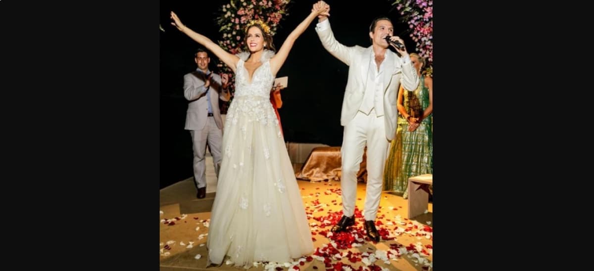 En mayo de 2018, Claudia Álvarez se casó con Billy Rovzar en una elegante boda en Punta Mita, Nayarit. El espectacular vestido de novia de la actriz fue creación de Alexia Ulibarri.