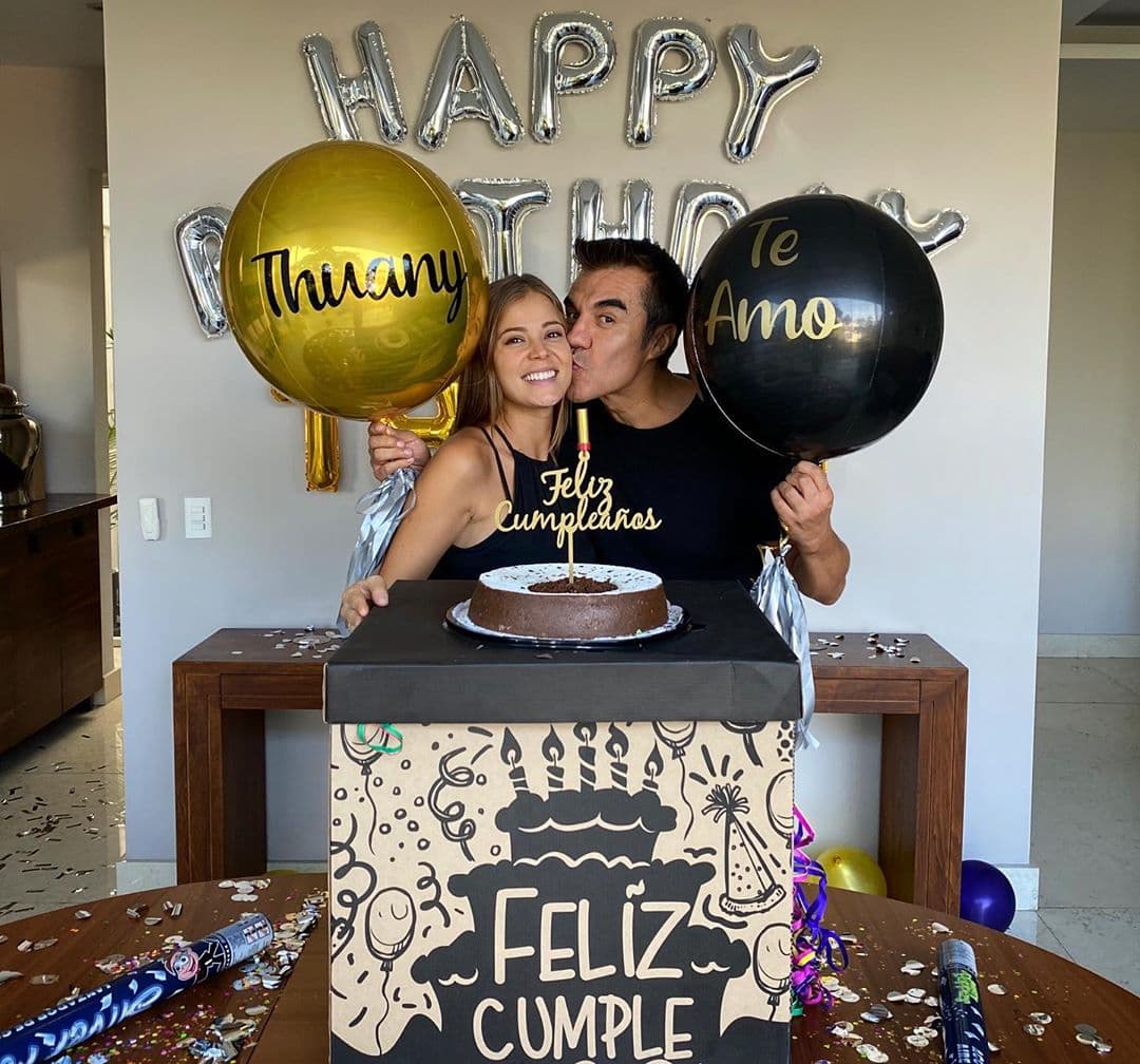 En medio de esta dulce espera, Thuany Martins celebró por todo lo alto su cumpleaños número 28, razón por la que Adrián Uribe le dedicó un amoroso mensaje. “¡Feliz cumpleaños mi amor te amo! ¡¡Y una vez más me sorprendiste!! Te amooo y gracias por cada detalle”.