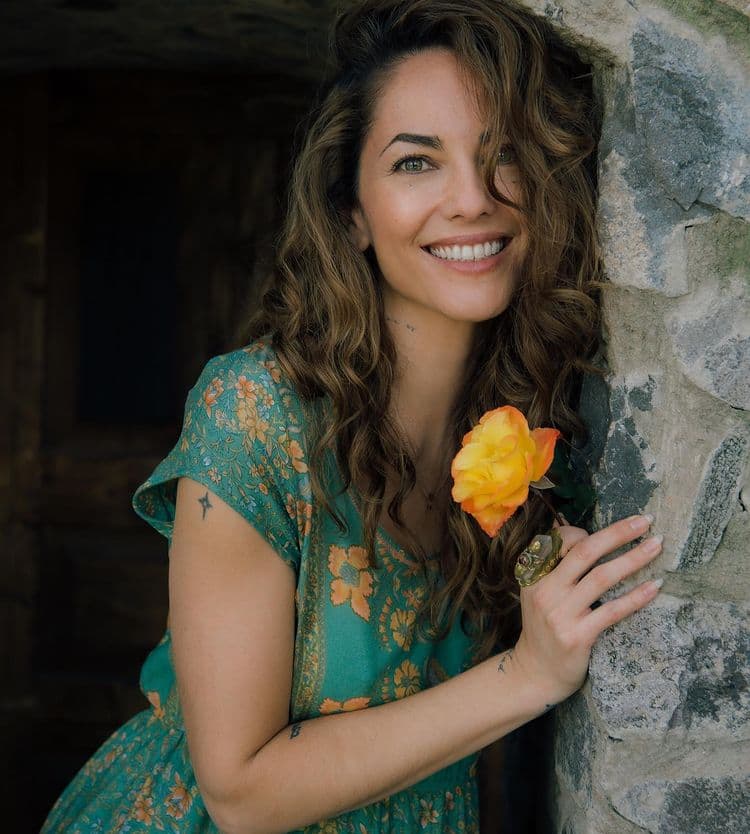 ¿Bárbara Mori deja ver sus líneas de expresión al natural?
