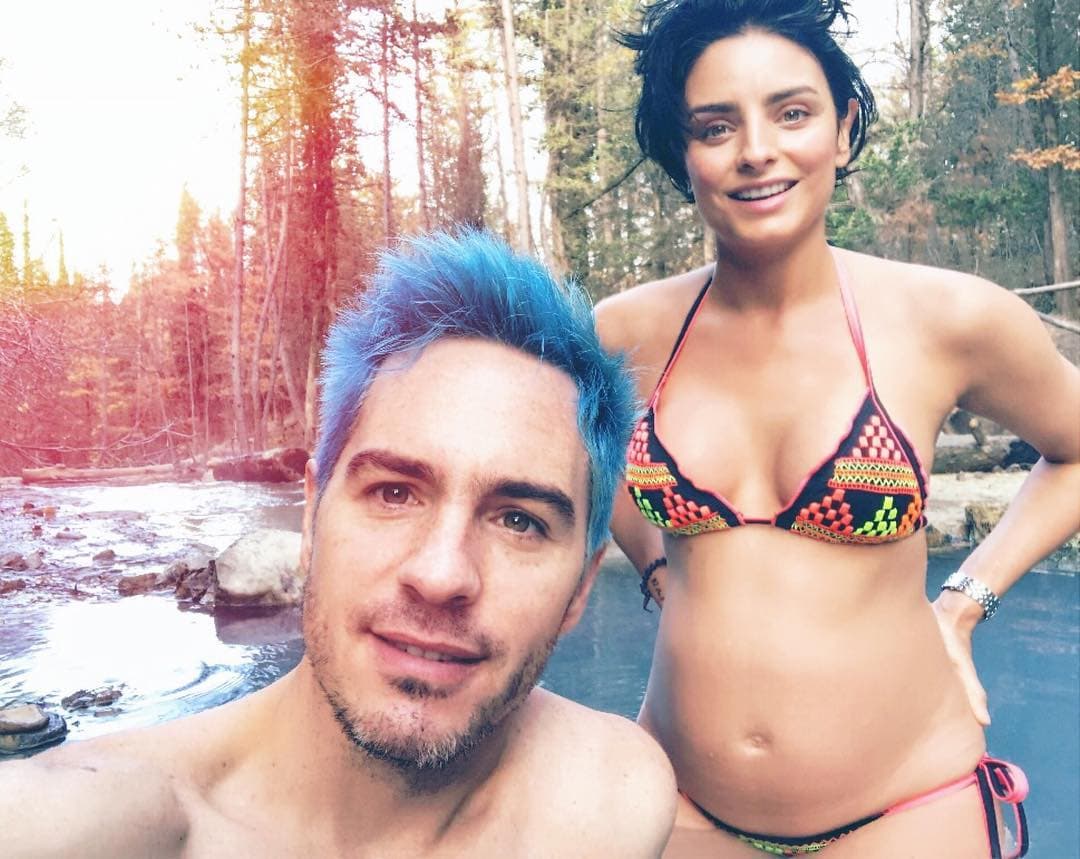 Mauricio Ochmann quiso despistar al enemigo respecto al sexo del bebé y se pintó el cabello de color azul.