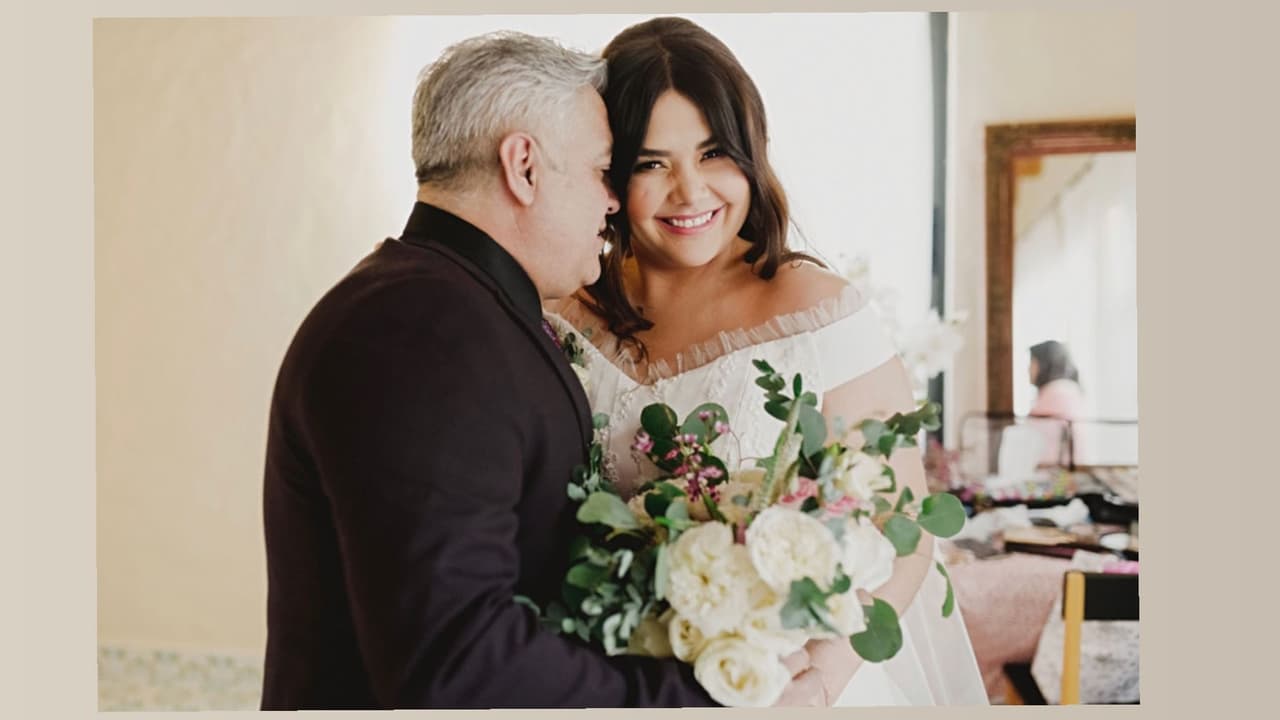 Otra de las imágenes más emotivas es en la que Yuridia posó solo con su papá, Genaro Gaxiola.