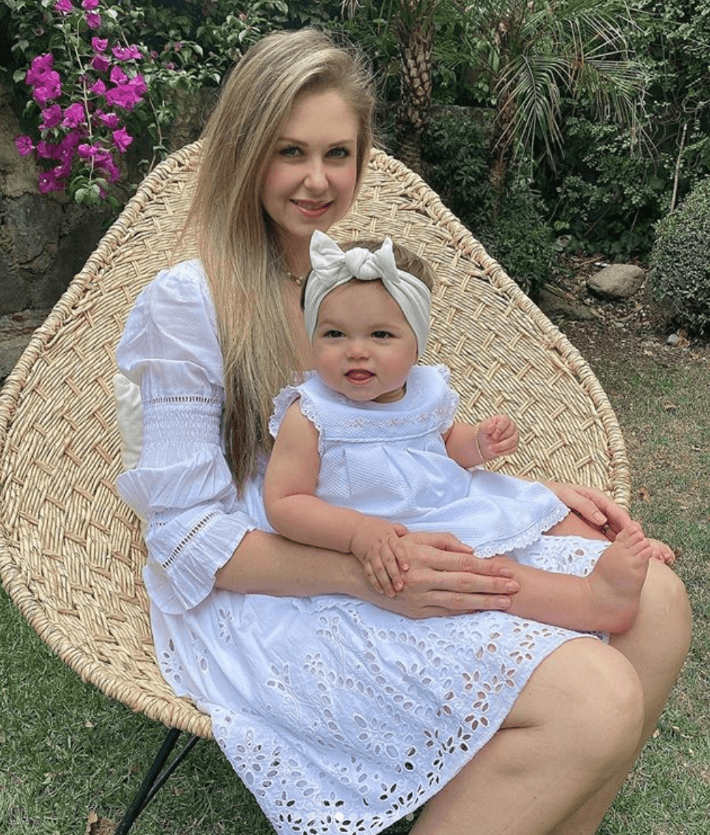 “¡¡¡Gracias mi amor por escogerme como tú mamá, me has hecho conocer un amor que no sabía que existía, le has dado otro significado a mi vida, me haces la mujer más feliz del mundo, simplemente, eres un ser de amor!!! Te AMO “, precisó Ingrid Martz junto a una serie de imágenes en las que aparece junto a Martina, su única hija.