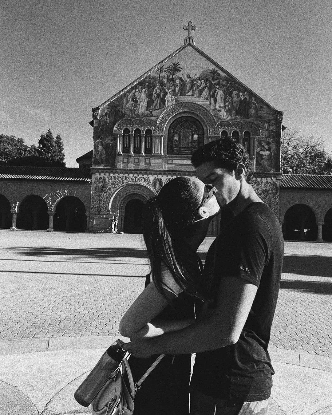 No es la primera ocasión que Roberto deja ver lo enamorado que está, a finales de junio pasado presumió una fotografía en la que aparece besando a su novia y la cual acompañó con el mensaje: “Tienes que confiar en algo, tu instinto, destino, vida, karma, lo que sea. CONFÍO EN TI”.