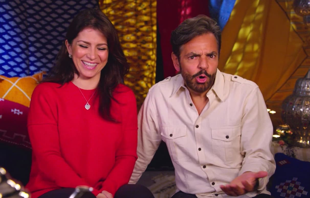 Eugenio y Alessandra hablaron de todas las veces que ella pensó que Derbez le pediría matrimonio, "contínuamente nos pasó que estábamos en un viaje espectacular y de repente, de la nada, se ponía triste. Y yo '¿pero qué hice?' 'No, nada, es que pensé que me ibas a dar el anillo'," narró el actor, que entre tantas bromas, terminó pidiéndole matrimonio de nuevo a Alessandra.