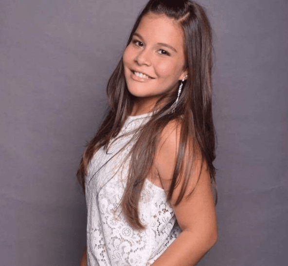 Después de obtener el cuarto lugar con el escuadrón con el que participó, Gómez, quien es originaria de Guadalajara, Jalisco, participó en otra competencia en 2013, pero esta vez como cantante.