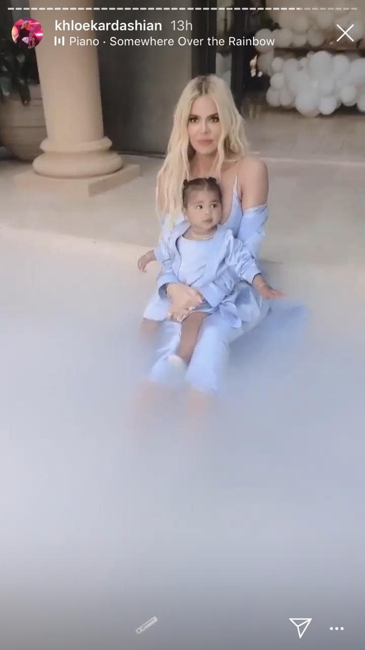 Finalmente, Khloé Kardashian compartió parte de una sesión de fotos que realizó junto a su hija.
