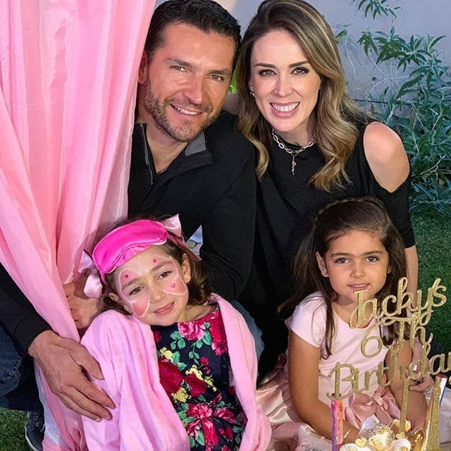 Esposo de Jacky Bracamontes dice que una de sus hijas tiene novio y no puede con los celos