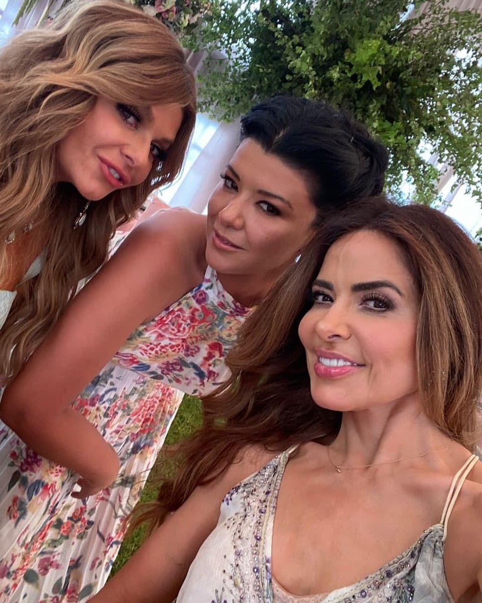 Ya por último, Itatí Cantoral compartió con sus millones de seguidores el menú con el que consintió a sus invitados, en el que destacaron platillos como el gazpacho de tomate, filete de res en su jugo, cazuela de papa y por supuesto, el postre.