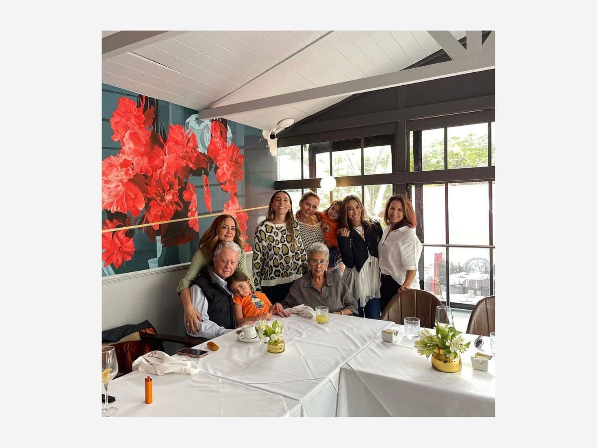 Amairani con la familia de Andrea Legarreta.