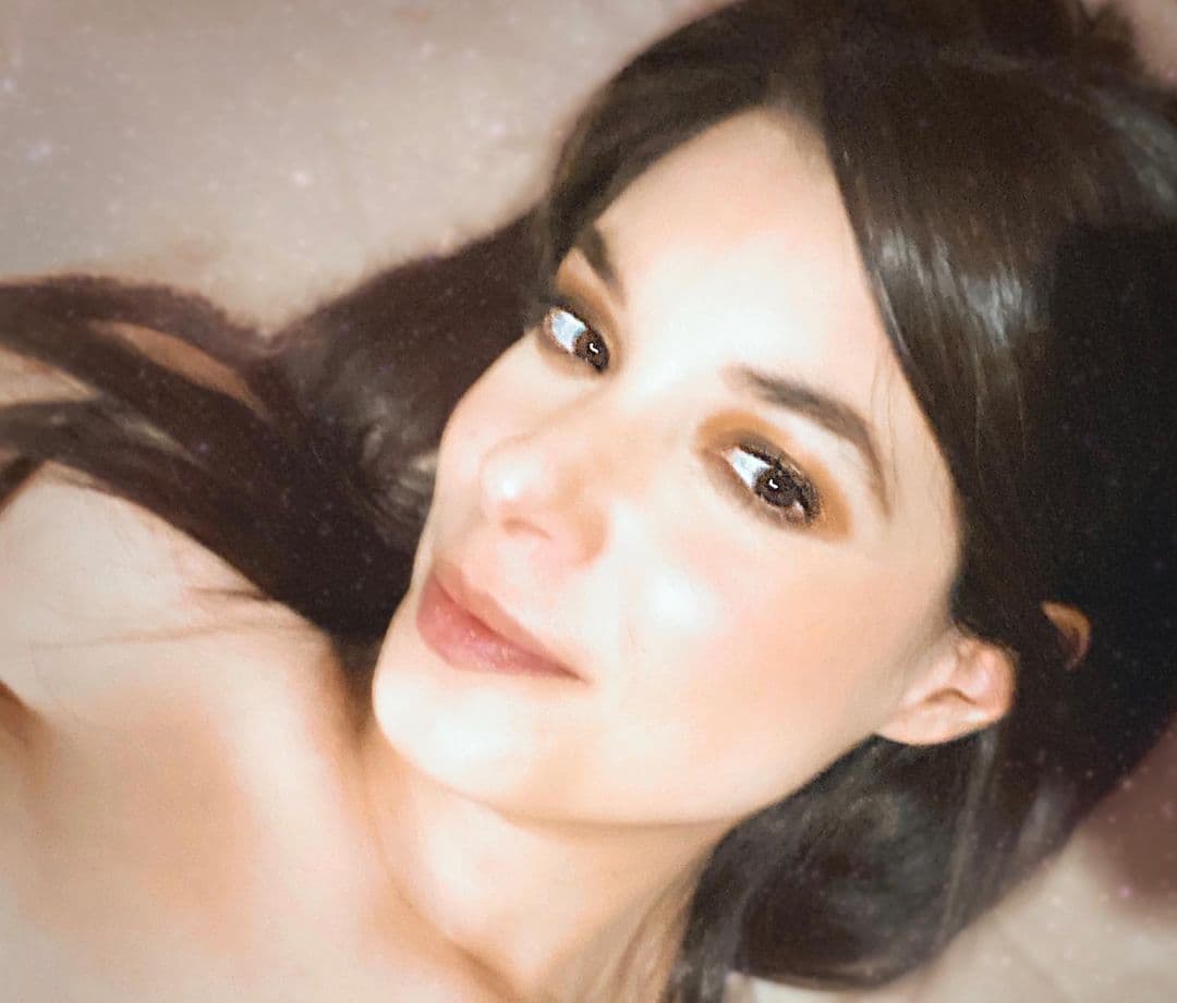 Danny Perea, 'Alejandra' en la serie, no habla de su vida personal, por lo que no se sabe públicamente si está en pareja o no.