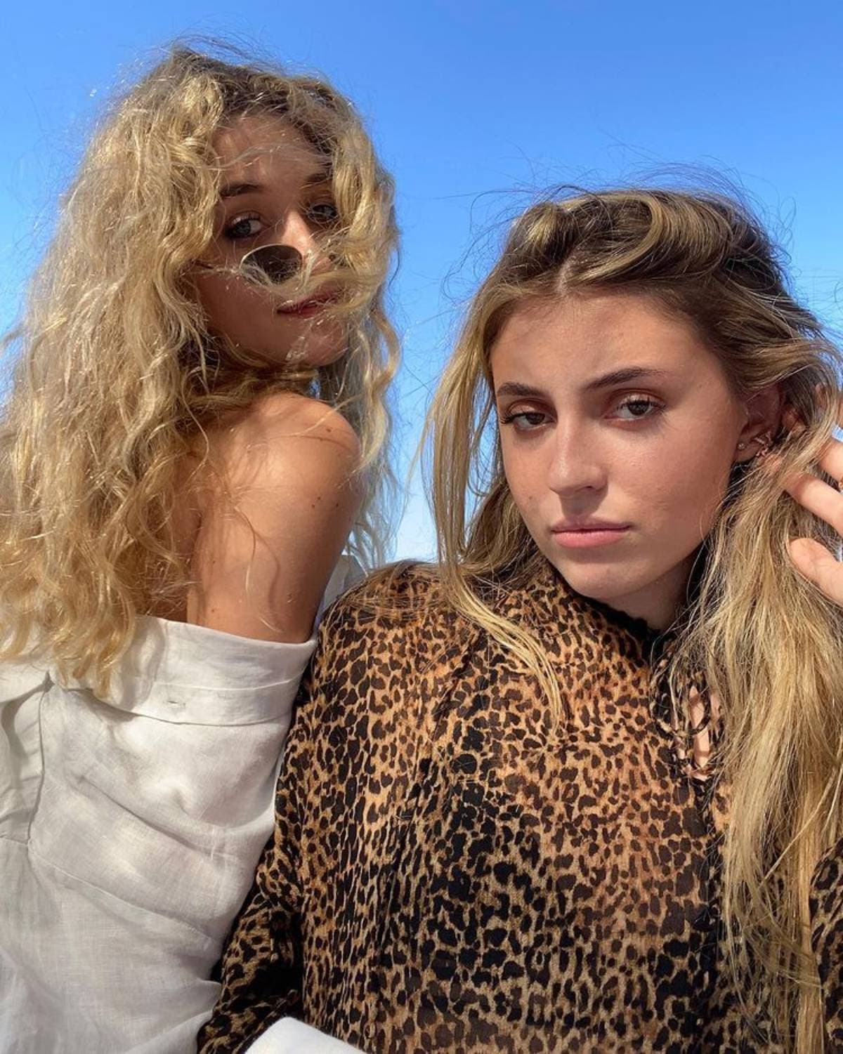 Aunque trata de llevar su vida con un bajo perfil, la hermana menor de Sofía Castro sí causa revuelo por sus fotos en redes sociales, donde hace gala de su belleza y gran parecido físico a Angélica Rivera.