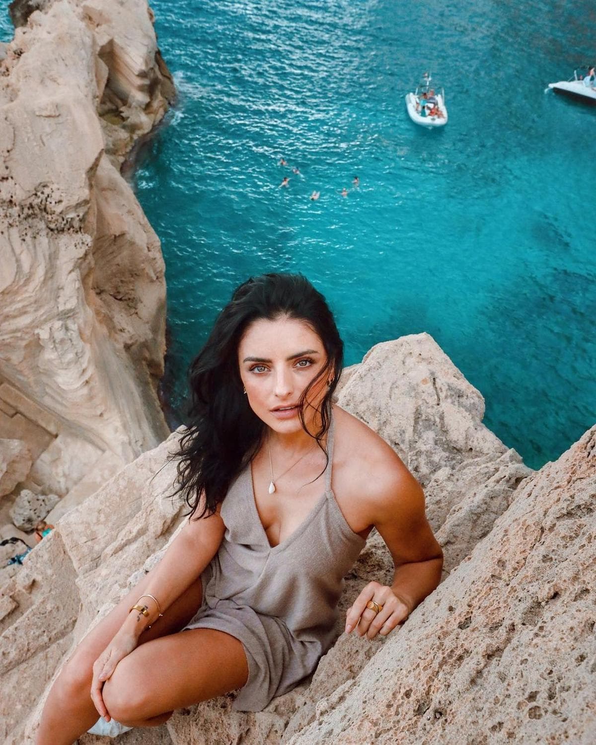 Aislinn Derbez impactó con bikini
