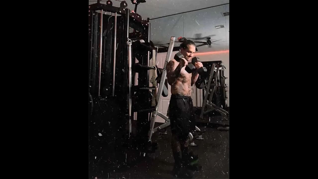 Christian Nodal se muestra haciendo ejercicio