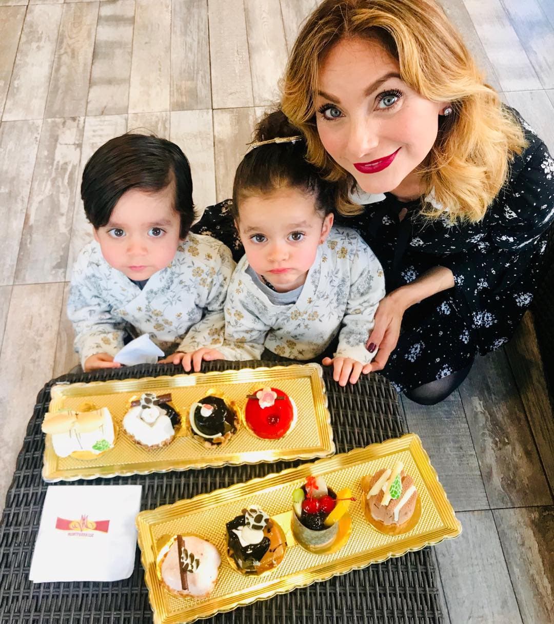 Elizabeth Álvarez celebra cumpleaños de sus mellizos con emotiva foto