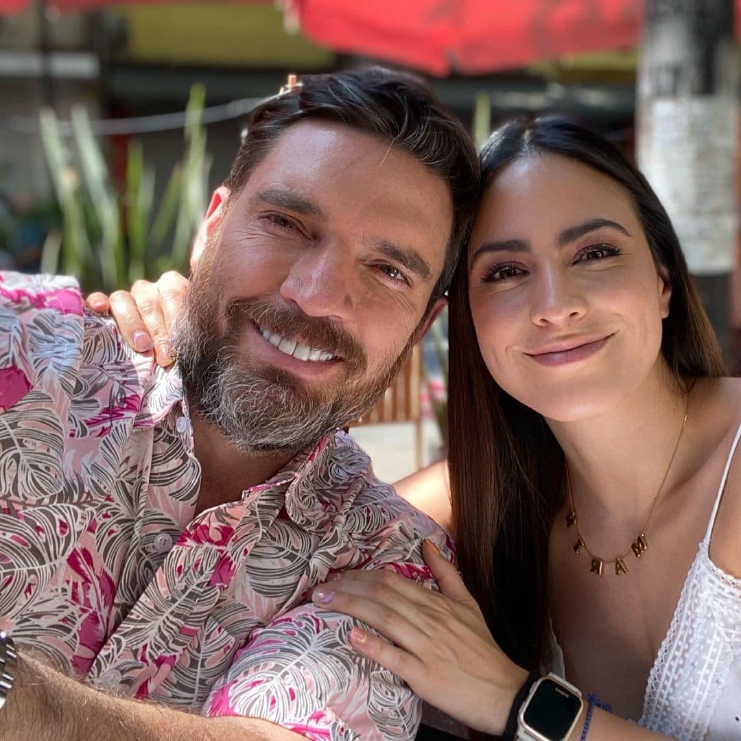 Como casi nunca, novia de Julián Gil se muestra sin filtros: “les presento mi celulitis y juanetes”