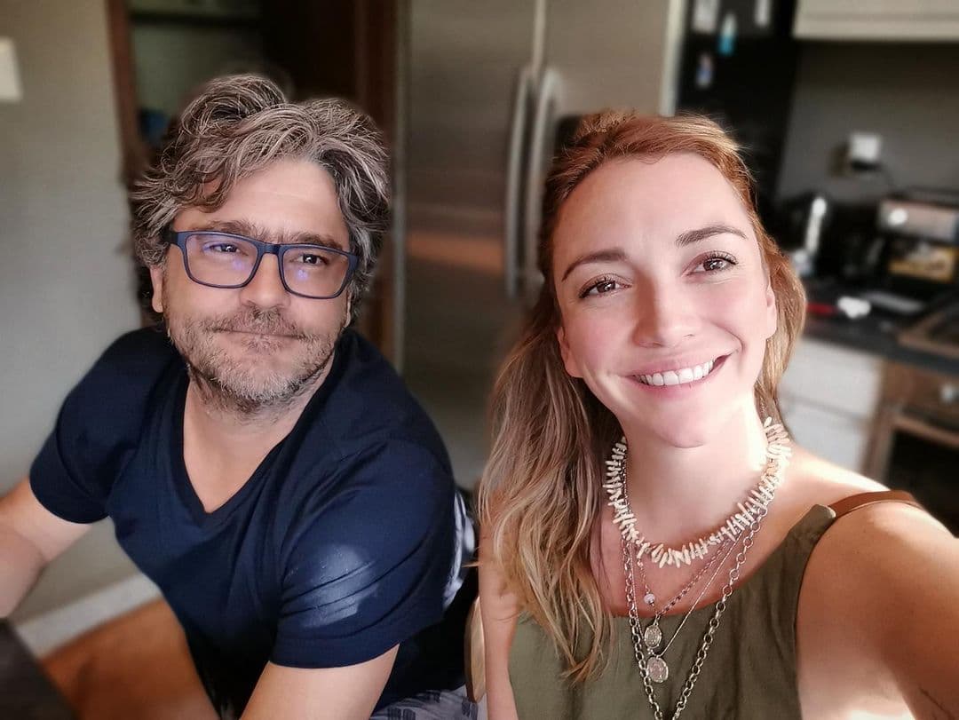 Y aunque pareciera que esta es la primera vez que tiñe su cabello de rubio, a mediados de 2020 sorprendió con rayos dorados, los cuales no solo resaltaron sus facciones sino también el color de su piel