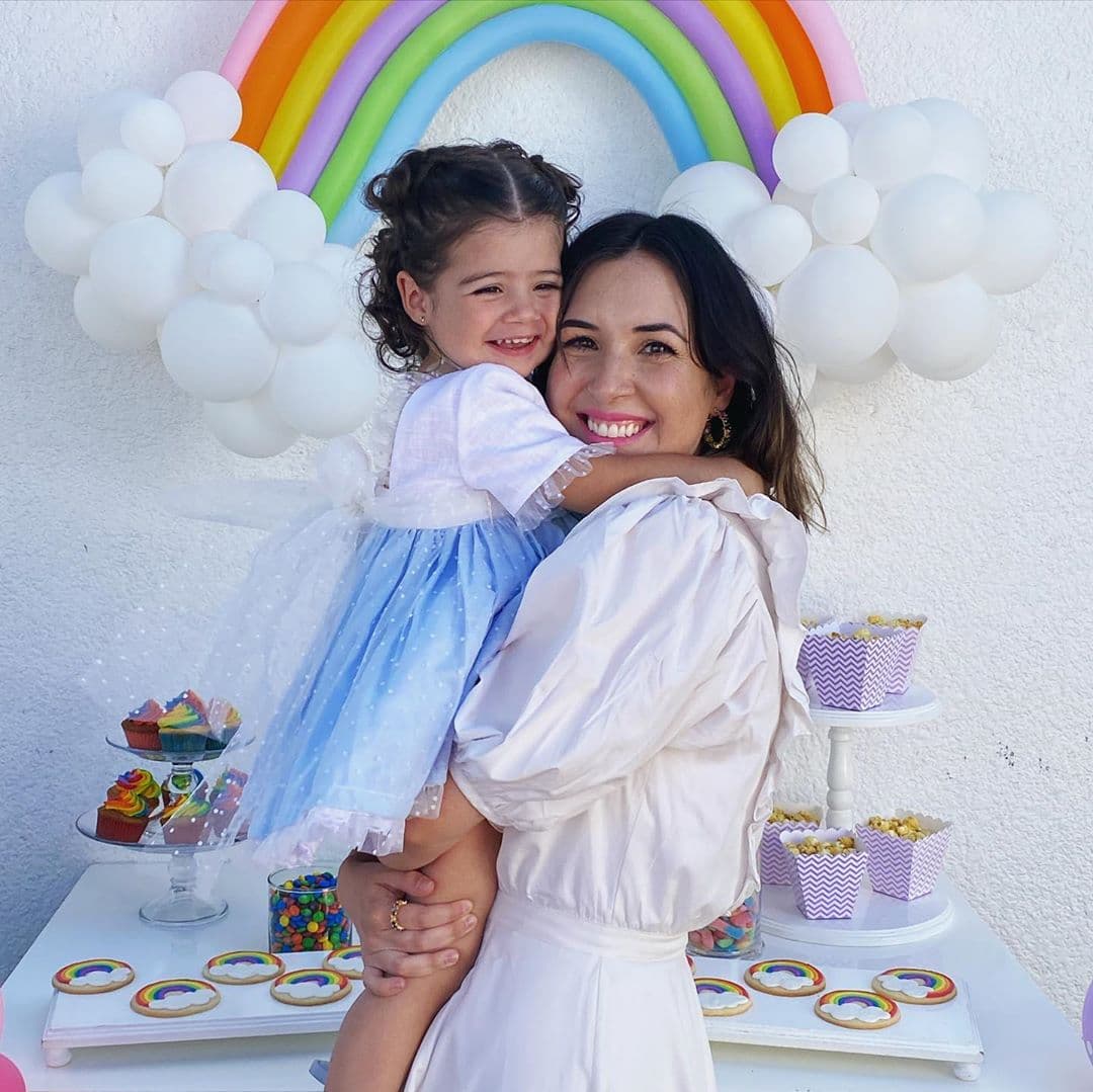 Con la intención de compartir el crecimiento y los acontecimientos más importantes de sus hijos, Fátima Torre ha vuelto a sorprender en redes sociales, pues recientamente utilizó su cuenta oficial de Instagram para mostrar el cuarto de Isabella, su hija mayor, de 3 años.