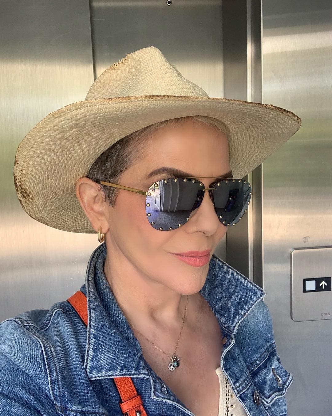 “La verdad es que no me preocupa mucho (la soltería), viví muchos años casada & estoy disfrutando tanto mi soltería. Nunca me siento sola”, compartió en Instrusos Rebecca Jones, quien estuvo casada con Alejandro Camacho durante 25 años.