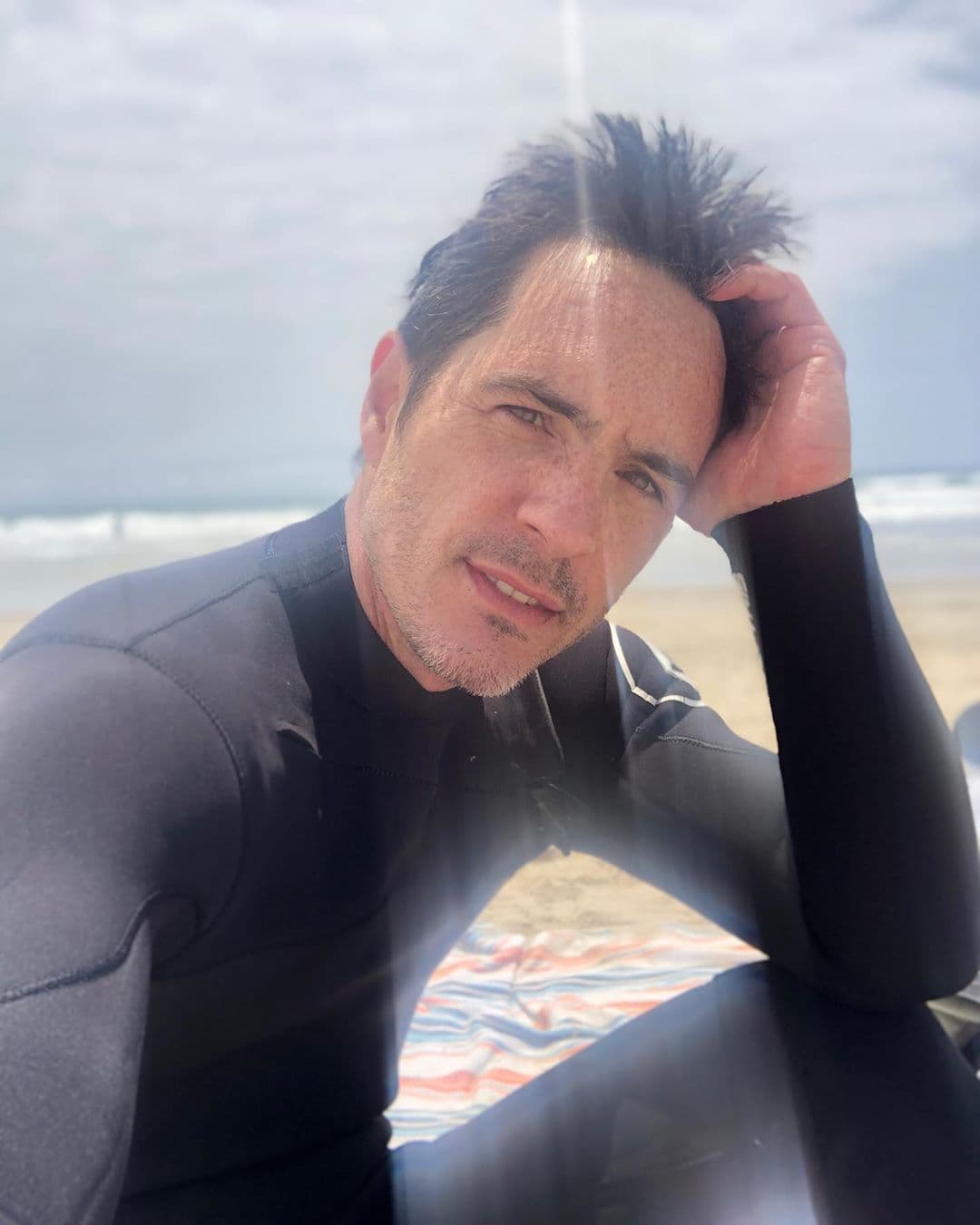 “A los 16 tomé la decisión de ir a convivir con mi primer padre adoptivo, a quien volví a ver después de ocho años de que no nos habíamos visto, nos habíamos perdido la pista, fue una etapa muy bonita. Ahí empecé con la actuación profesionalmente”, indicó a Don Francisco Te Invita.