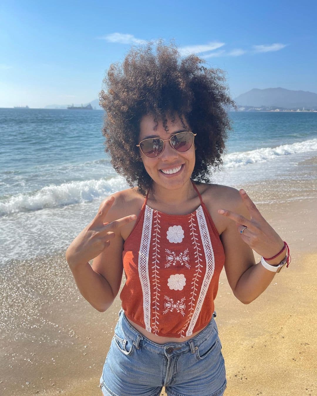 Brenda Kellerman, por fin, complace a quienes critican su melena rizada: “Ya me peiné ¿eso querían?”