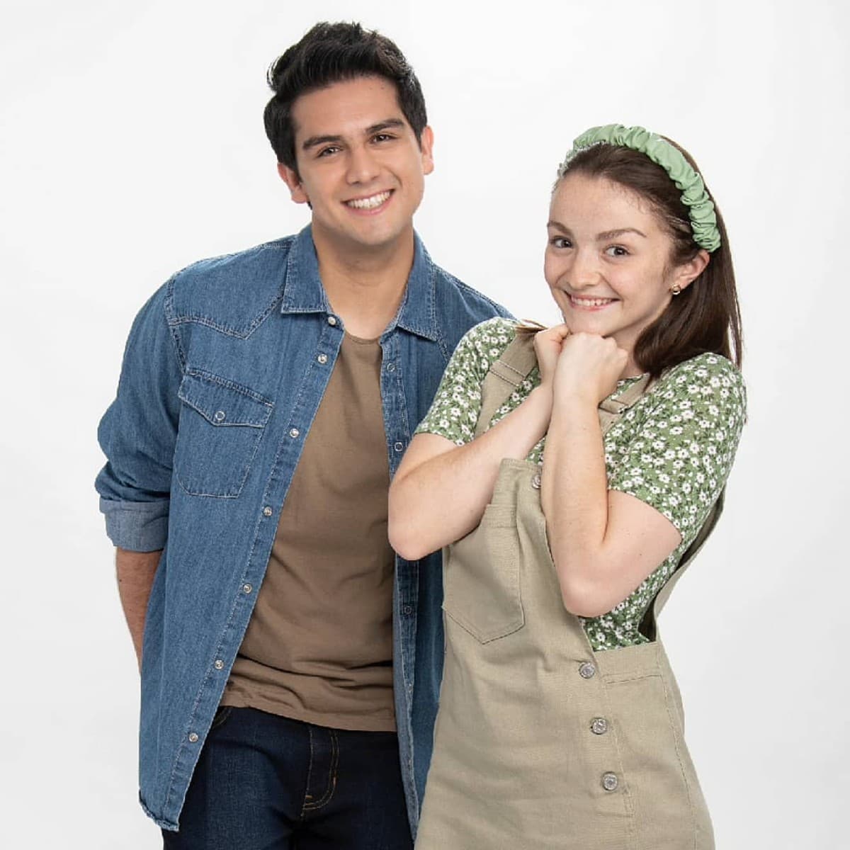 Actores de ‘S.O.S Me estoy enamorando’ gritan su amor en la vida real.