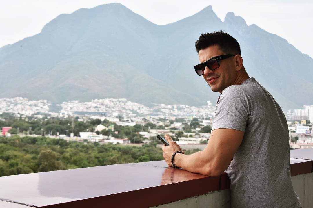 Yahir roba suspiros en su regreso a las telenovelas; afirman se ve más joven con su look de ganadero