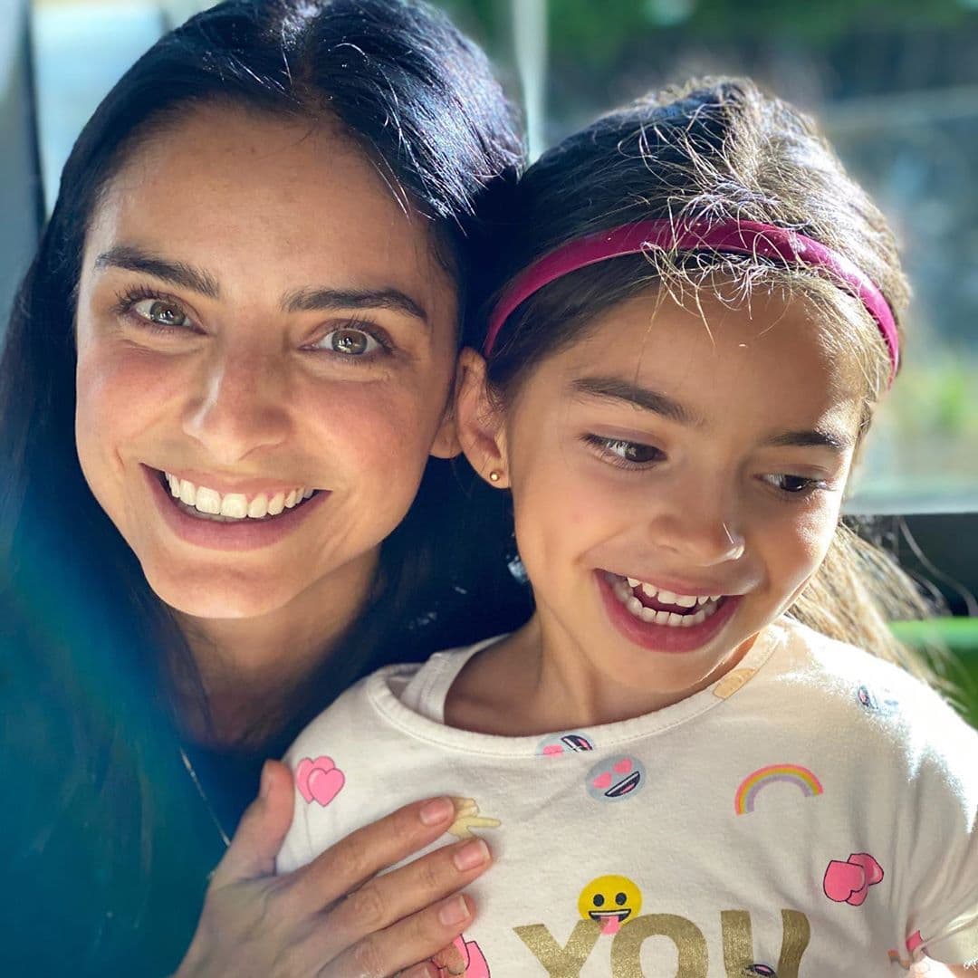 Aislinn Derbez protagoniza tiernas fotos junto a Aitana Derbez y fans dicen: ‘Parecen madre e hija’