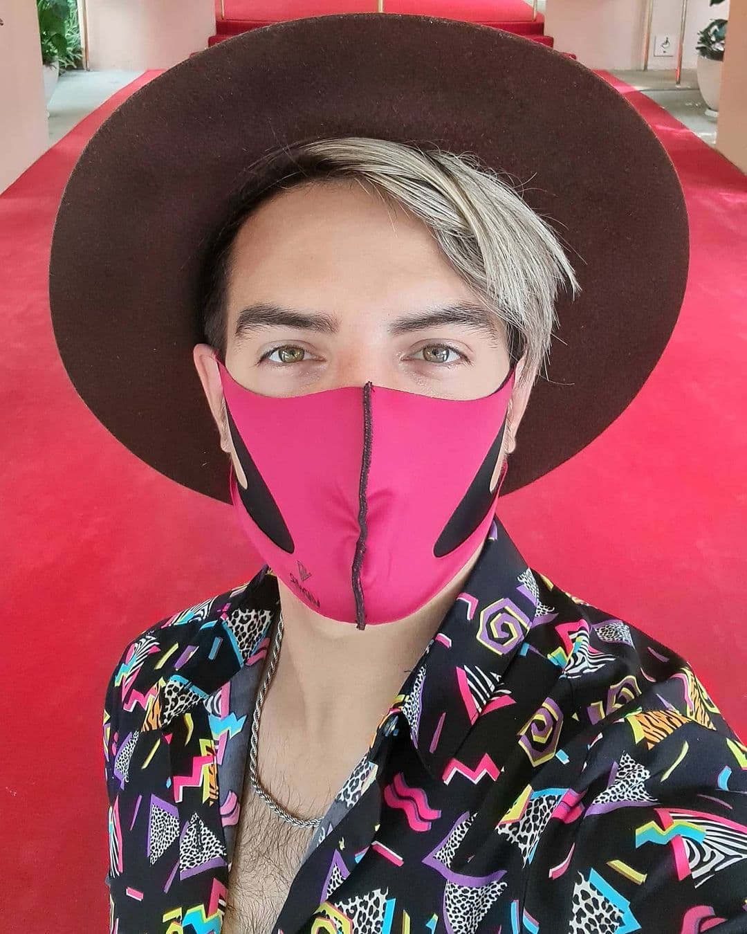 Vadhir Derbez fue otro famoso que confirmó haber superado el virus. “Yo también ya lo pasé. Yo estoy súper bien, la verdad. Me pasó lo mismo (que José Eduardo), estuvo como poquitos días ahí pesado, pero lo aproveché muchísimo para componer música, porque aunque yo estaba en casa ahí guardado, me servía para estar enfocado en lo que más me gusta”, detalló en un encuentro con la prensa.