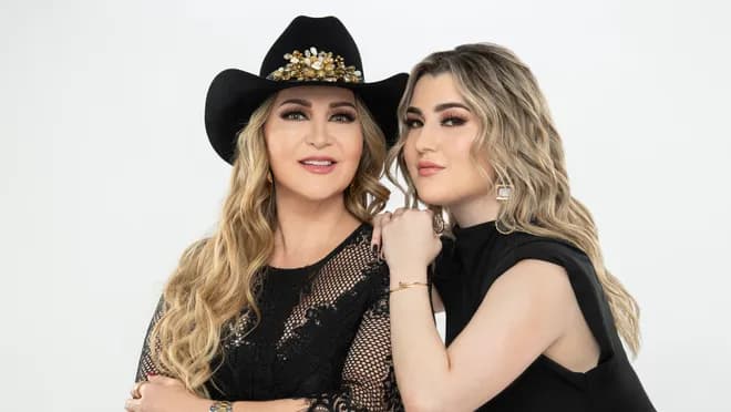 Alicia Villarreal y Melenie Carmona