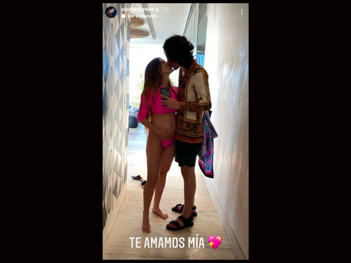 Esposa de Álex Fernández presume su pancita de embarazo por primera vez en traje de baño.