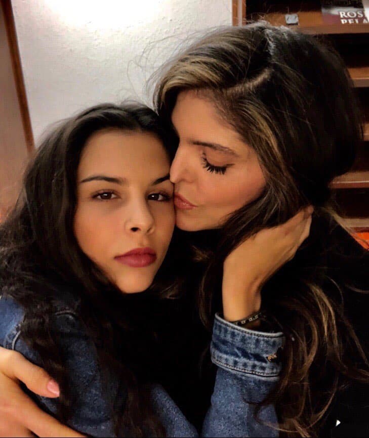 En una reciente entrevista a De Primera Mano, Ana Bárbara indicó que ella nunca hizo distinción entre sus hijos biológicos y los de Mariana Levy, a quienes trata y quiere como propios. “Tengo un corazonsote. En mi corazón viven y no pagan renta (…) Ellos han sido una fuente inagotable de inspiración y aunque la gente cree que soy yo la que les ha dado el amor, lo que no saben es que son ellos los que han abierto y han hecho más grande el mío”, indicó.