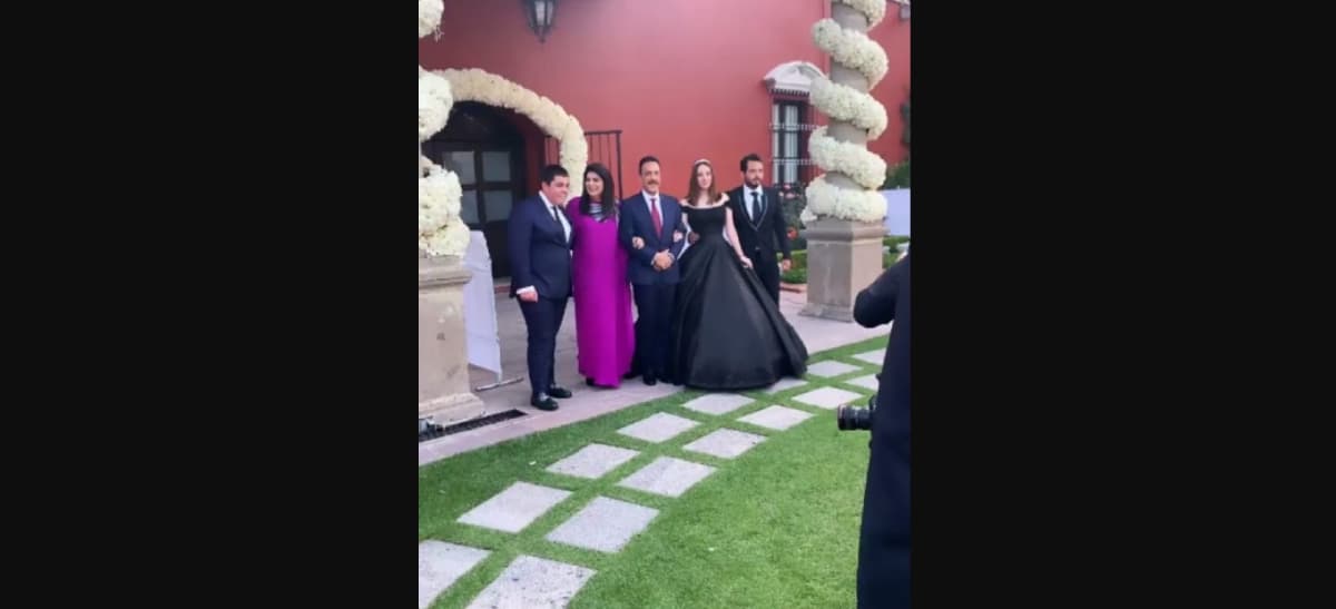 Una de las fotos más aplaudidas por los seguidores de la protagonista de telenovelas, es la que protagonizó con sus tres hijos y su esposo en los XV años de su hija Vicky.