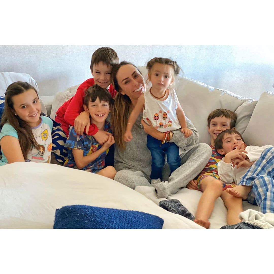 Inés Gómez Mont fue una de las primeras famosas en mostrar en redes sociales que ante el periodo de aislamiento y suspensión de clases había armado todo un programa para que sus hijos continuaran estudiando, pero a la vez, también se divirtieran.