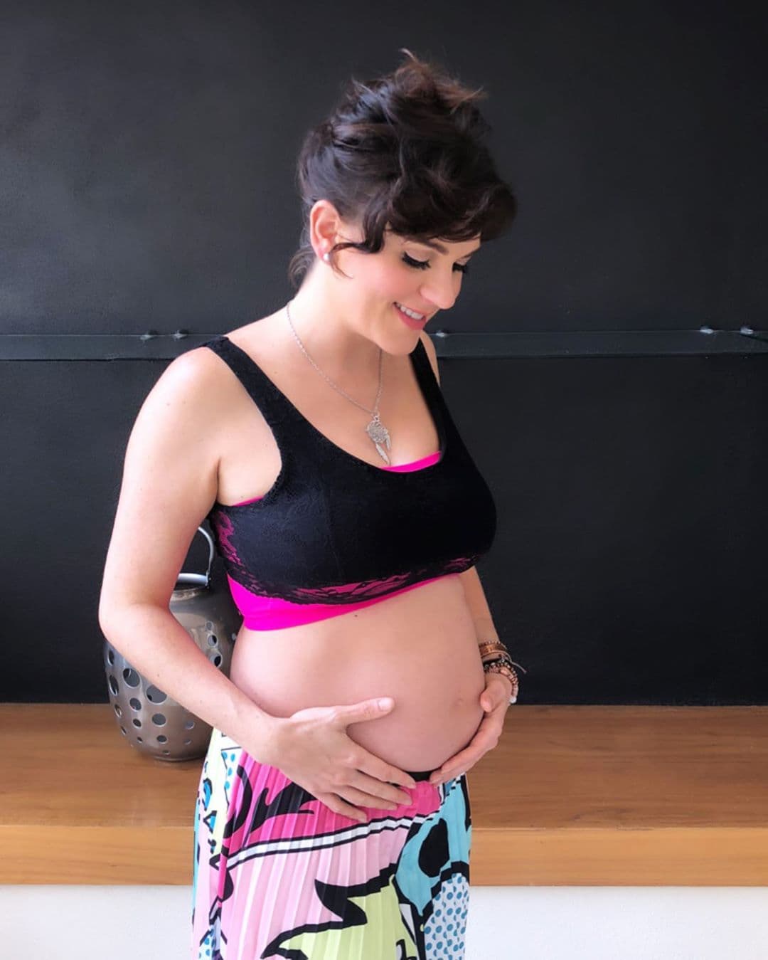 Zoraida Gómez anunció que se convertiría en mamá el 3 de junio en el programa Hoy. Durante la emisión matutina, la actriz destapó que se encontraba en su sexto mes de gestación.