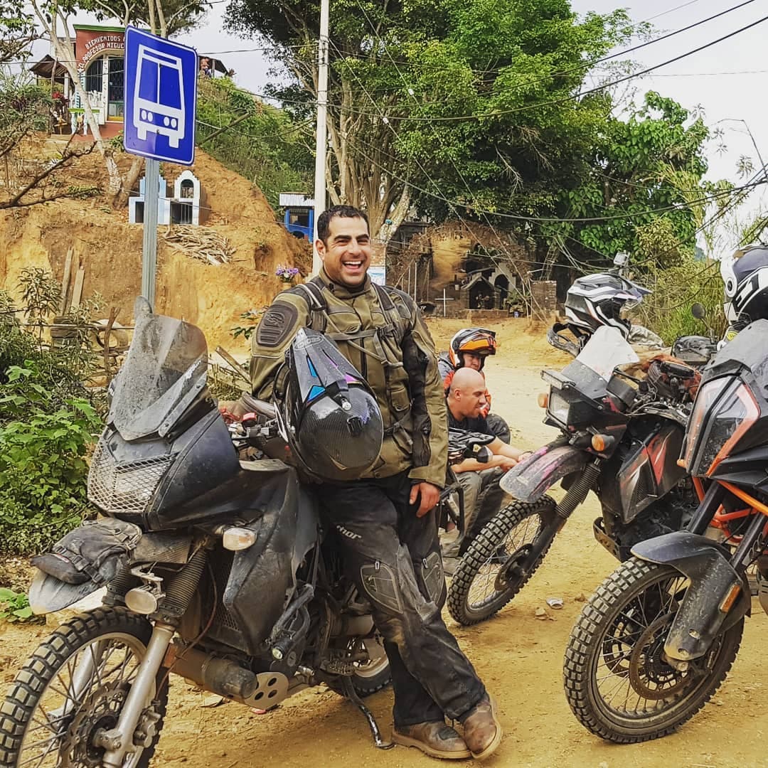 Además, se dejó crecer el bigote y la barba. De acuerdo con su perfil de Instagram, Rodrigo es aficionado a las motos y a los viajes.