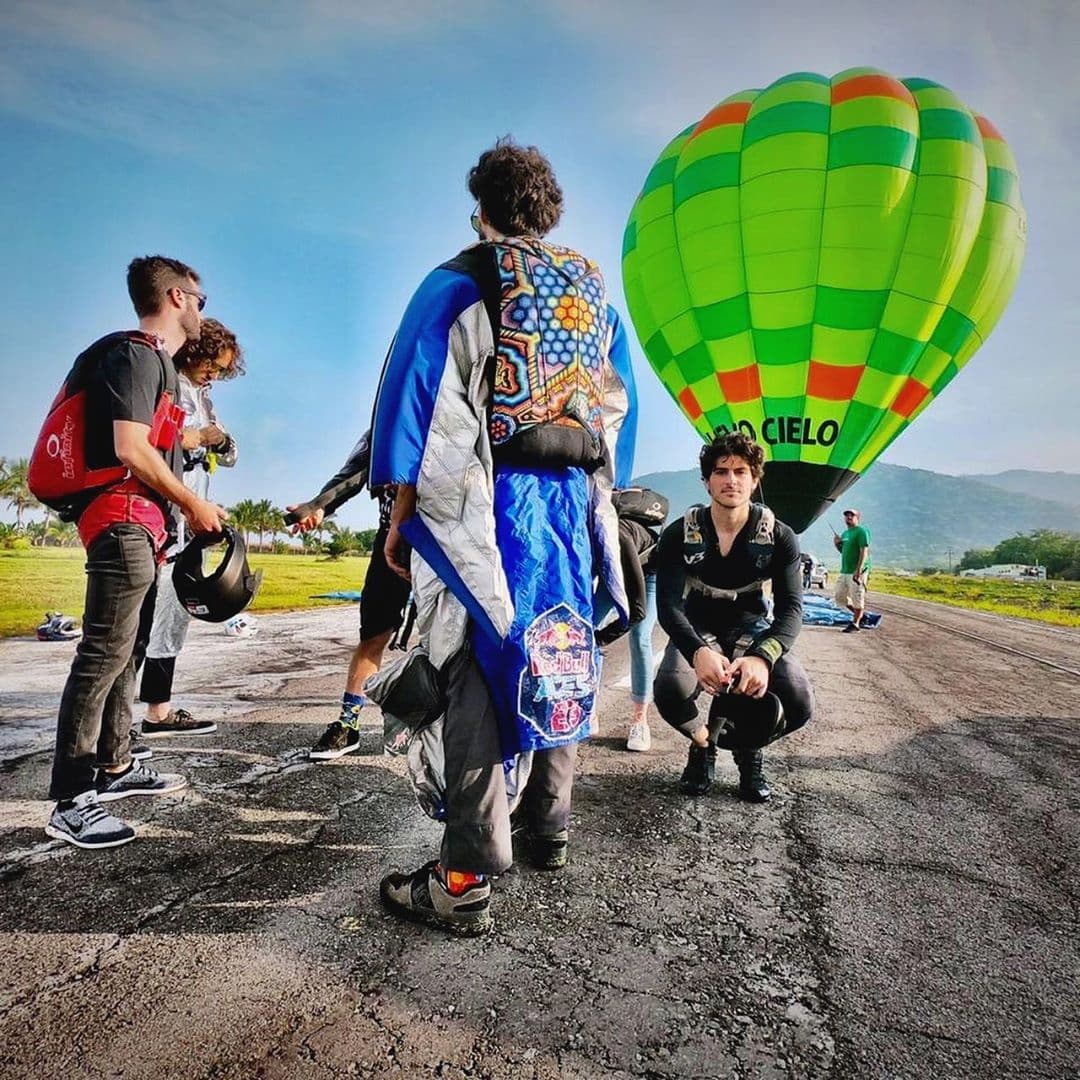 Entre los deportes extremos que practica se encuentra el paracaidismo, actividad que ha realizado desde un globo aerostático e incluso, desde una avioneta.