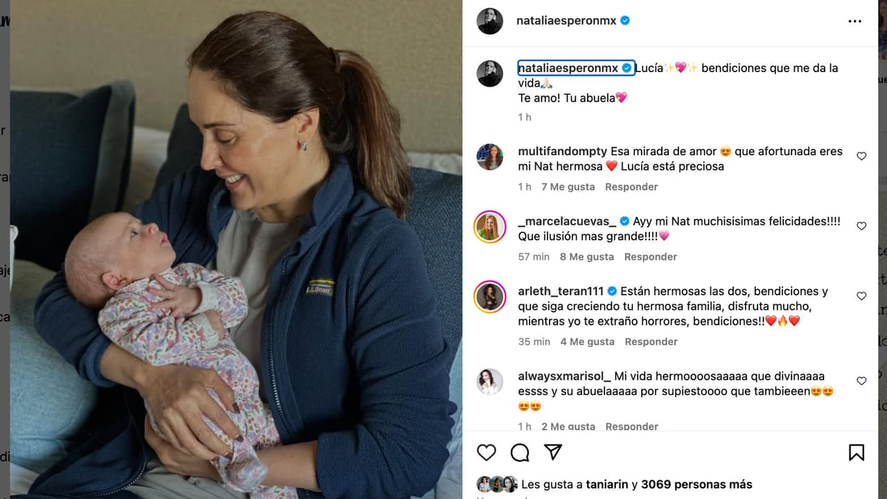 Natalia Esperón presenta a su nieta.