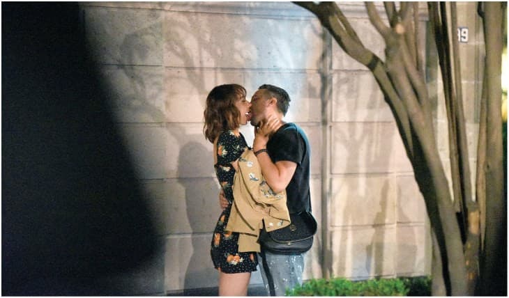 La pareja se demostró su amor en plena calle