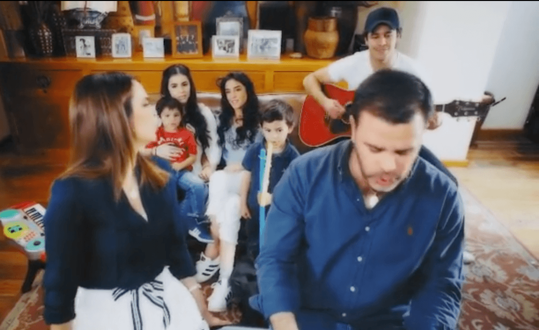 En medio de los festejos de su cumpleaños número 50, Eduardo Capetillo publicó en sus redes sociales un video en el que aparecen todos los miembros de su familia interpretando ‘La mujer que no soñé jamás’, un tema que forma parte del soundtrack de la telenovela Alcanzar una Estrella (1990), de la cual también fue protagonista.