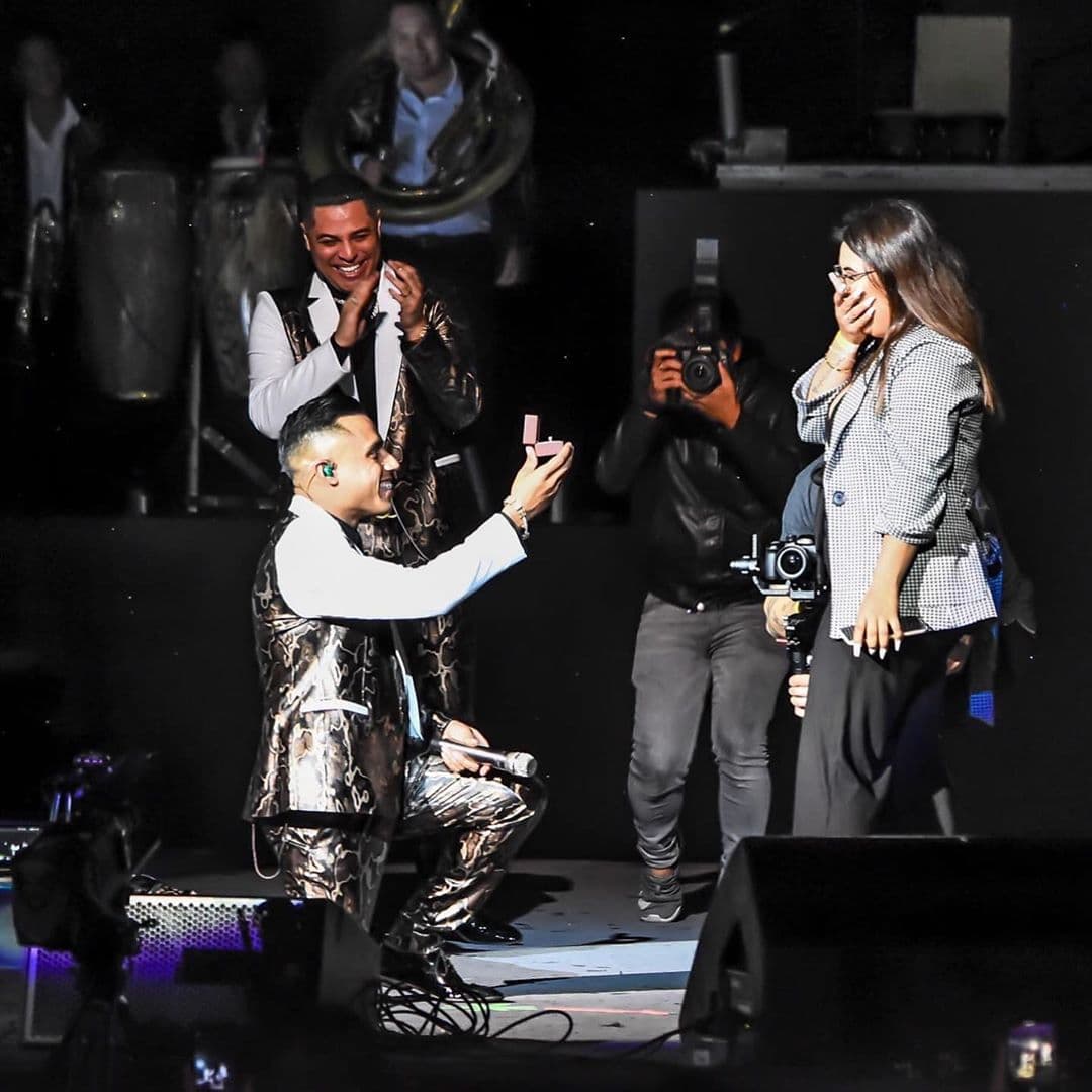 Integrante de Grupo Firme pide matrimonio a su novia durante concierto