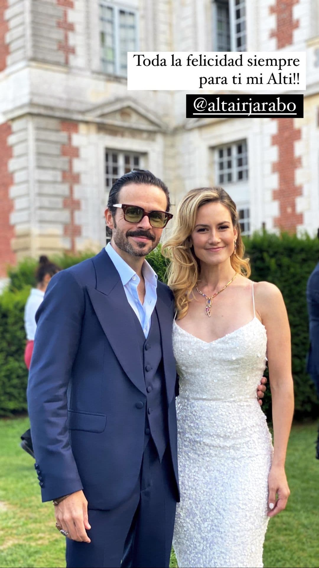 Y es que hace unos meses, la actriz señaló en People en Español que no deseaba una boda convencional. “No soy tan de cumplir las reglas así al pie de la letra… Si te descuidas hasta no uso velo”, sentenció.